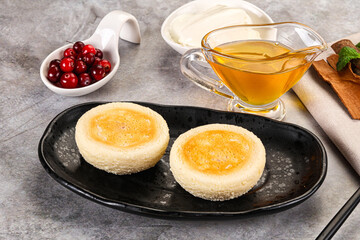 Roasted cheesecakes - Syrniki with honey