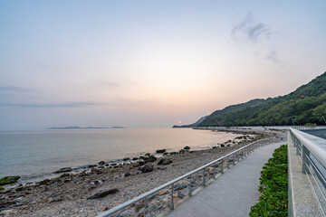 Obraz premium asphalt road side by sea