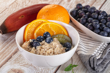 Oats porridge with blueberry, kiwi and orange