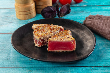 Tuna tataki with sesame seeds