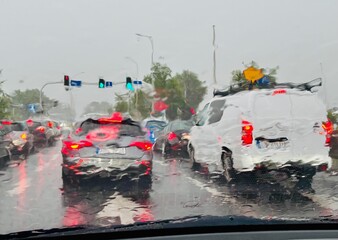 Deszcz na ulicy w mieście © Grzegorz Polak