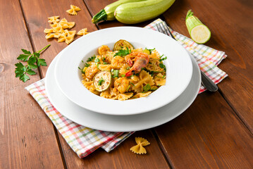 Farfalle con zucchine e gamberi, pasta italiana 
