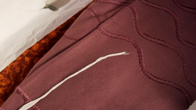 破れたたとう紙に包まれた古い着物　遺品整理イメージ　2カット