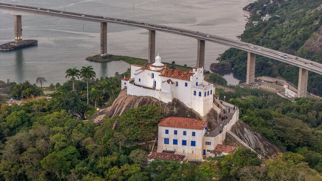 Convento da Penha, com a Ponte Deputado Darcy Castello de Mendon&ccedil;a, tambem conhecida como terceira Ponte ao fundo, , ligando Vitoria a Vila Velha, no Espirito Santo, Brasil. Uma imagem de Drone. 