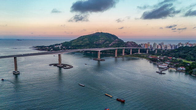 Ponte Deputado Darcy Castello de Mendon&ccedil;a, tambem conhecida como terceira Ponte, ligando Vitoria a Vila Velha, no Espirito Santo, Brasil. Uma imagem de Drone. 