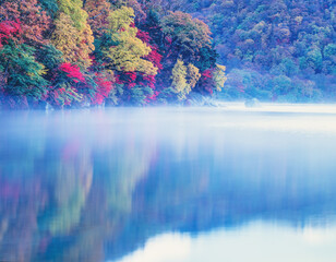 秋の中禅寺湖　朝霧立つ千手ヶ浜