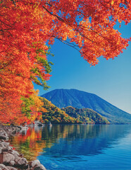 秋の中禅寺湖、千手ヶ浜の紅葉と男体山