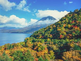 雲がたなびく男体山と中禅寺湖