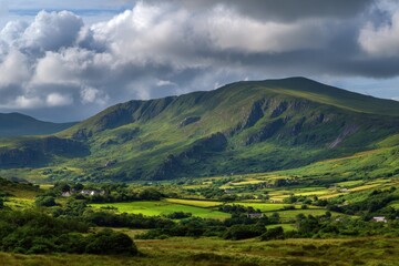 Obraz premium Lush Green Hills of Ireland: A Picturesque Summer Landscape in Kerry Under a Cloudy Sky