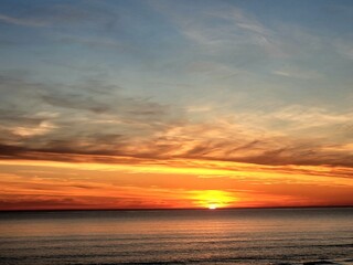 Naklejka premium Golden sunset over the ocean