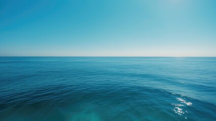 Obraz premium A vast ocean view with clear blue water under a bright sky.