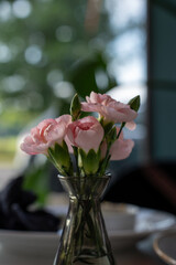 różowe trzy róże w wazoniku