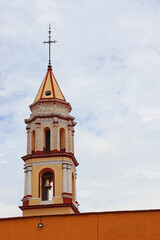 Torre de la Parroquia de San Pedro Apóstol en Cholula, Puebla, México.