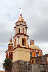 Torre y cúpula de la Parroquia de San Pedro Apóstol en Cholula, Puebla, México.
