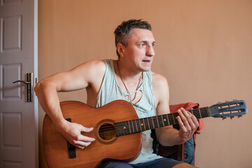 Obraz premium man playing acoustic guitar. guitarist