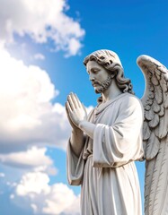 Obraz premium Praying angel statue against a cloudy sky