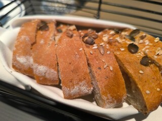 Fresh sliced ​​bread lies in a bread bin