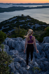 Naklejka premium Young lady exploring the outdoors at dusk