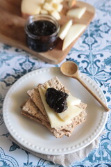 confiture d'olives noires et fromage