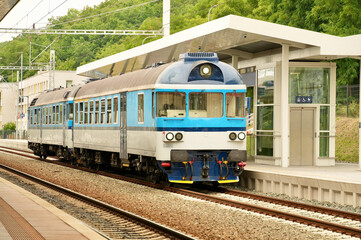 Obraz premium Train at the railway station. Blue train on the platform of the station.