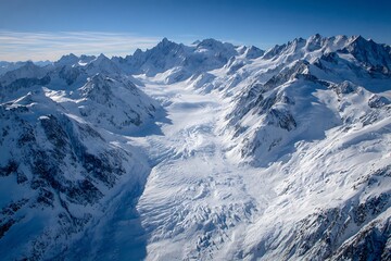 Naklejka premium alpine valley blanketed in white under clear blue skies 