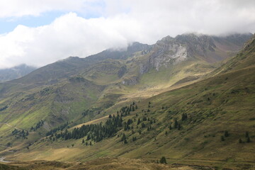 Paysage de montagne dans la chaîne des Pyrénées près du col du Tourmalet, département des...
