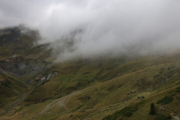 Paysage de montagne dans la chaîne des Pyrénées près du col du Tourmalet, département des Hautes Pyrénées, France