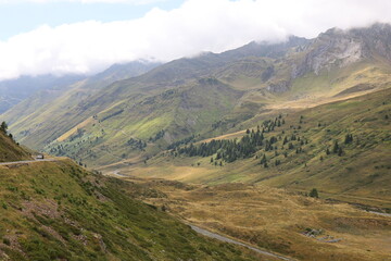 Fototapeta premium Paysage de montagne dans la chaîne des Pyrénées près du col du Tourmalet, département des Hautes Pyrénées, France