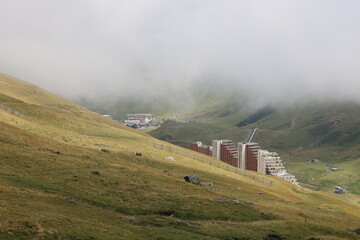 Paysage de montagne dans la chaîne des Pyrénées près du col du Tourmalet, département des...