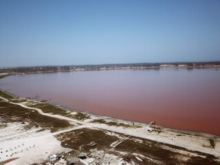 Lac de Dakar avec culture de sel en premier plan - Vue aérienne drone 