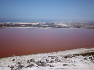 Lac Rose de Dakar avec en premier plan les culture de sel - second plan le lac rose - et troisième plan l'océan