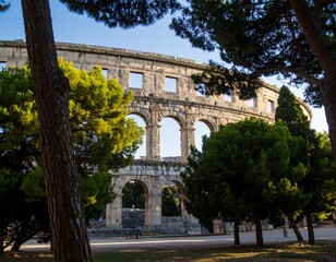 Obraz premium Ancient amphitheater in a park (1)
