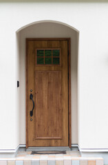レトロ調の白い壁と木の扉
