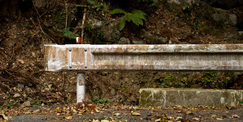 林道に設置された古いガードレール