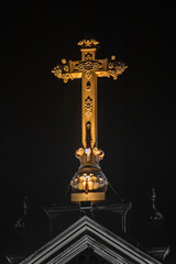 La cruz est&aacute; en la fachada de la iglesia Neo G&oacute;tica