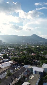 Video del pueblo de Antiguo Cuscatl&aacute;n en El Salvador con el fondo del volcan de san salvador el boqueron, rodeado de casa, edificios y arboles en video vertical