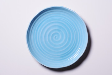 青い渦巻き柄の皿の背景素材