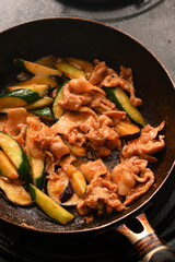 ナスとキュウリと豚肉のピリ辛味噌炒めの料理シーン