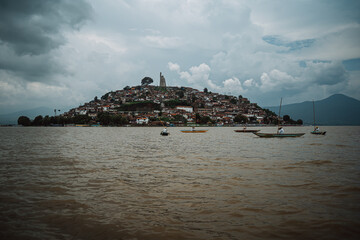 Naklejka premium Janitzio Island in Lake Patzcuaro, Mexico, with traditional fishermen fishing.