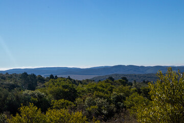 Naklejka premium Paisaje verde entre cerros