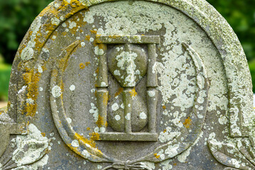 Detail eines sog. "Sprechenden Grabsteins", auf dem Friedhof von Süderende auf der Nordseeinsel Föhr, mit typischen, meist der Seefahrt entliehenden Motiven