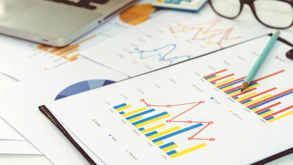 Obraz premium Business team analyzing financial data and marketing charts using graphs on office desk