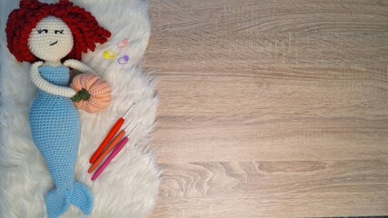 Obraz premium cute handmade amigurumi mermaid holding acrochet pumpkin