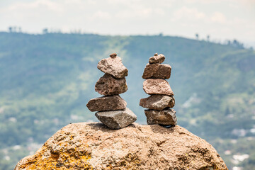 Apachetas o Mojones. Piedras encimadas. Se utilizan para marcar caminos, señalar rutas o como ofrendas a deidades de la montaña.