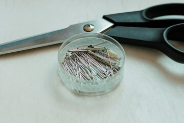alfileres y tijeras