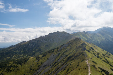Piękne widoki na Kasprowy Wierch z czerwonego szlaku g&oacute;rskiego między Kasprowym Wierchem a halą Kondratową.