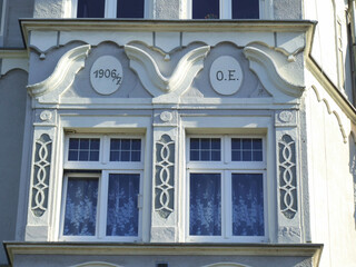 Klasyczne dwa okna w kamienicy z 1906 roku. © Pol Badger