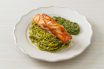 Spaghetti pesto with grilled salmon