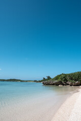 宮古島の砂浜と海と空の景色