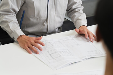 建築士と話し合う建築現場の監督　建築イメージ